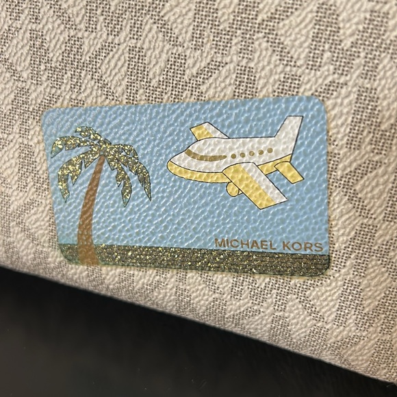 MICHAEL Michael Kors Illustrations Fly Away Travel Continental Wallet - Picture 3 of 16